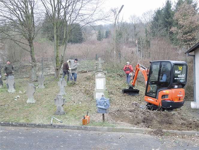 Großeinsatz beim Dreck-weg-Tag in Westum: Gearbeitet wurde auch rund um die Friedhofshalle. privat
