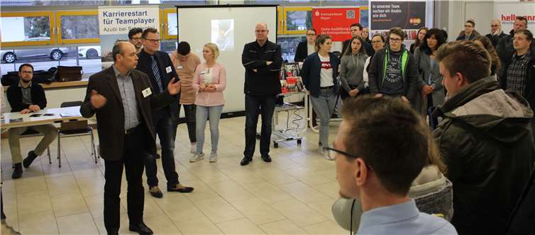 Großen Anklang fand die Praktikumsbörse der Fachoberschule in Kobern-Gondorf. Schulleiter Dieter Möntenich (stehend, 1.v.l.) und F0S-Koordinator Carsten Delkurt (2.v.l.) begrüßten im Mehrzweckraum der Schule viele interessierte Eltern und Schüler.  Realschule plus und Fachoberschule Untermosel