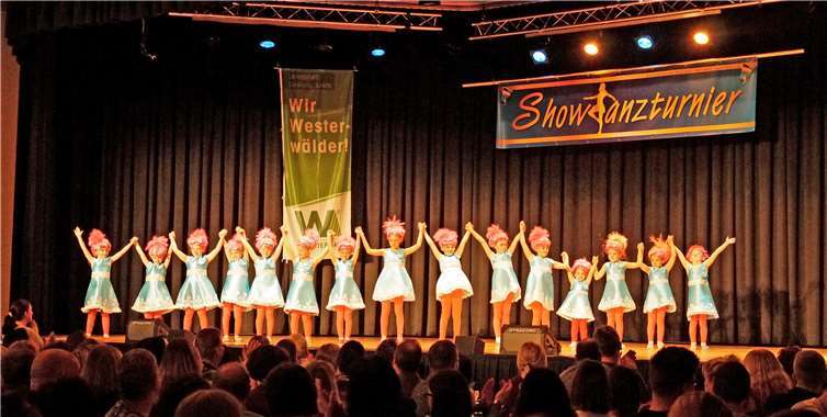 Großen Applaus erntete die Eröffnungsshow der Minis mit ihrem Thema „Trolls“ des gastgebenden Vereins. Fotos: -MIH-