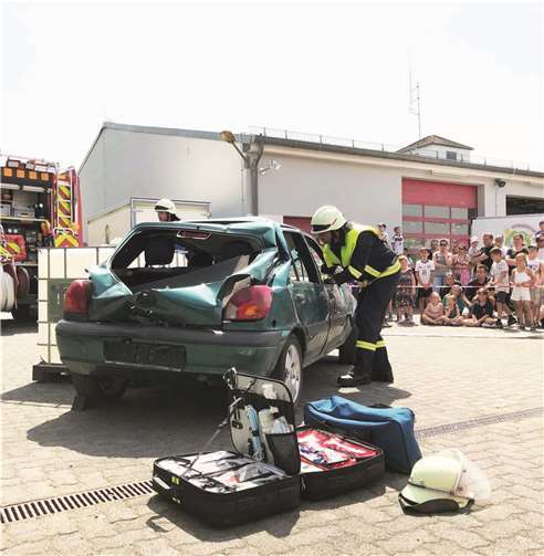 Großen Beifall der Besucher gab es für die interessante Feuerwehrübung.
