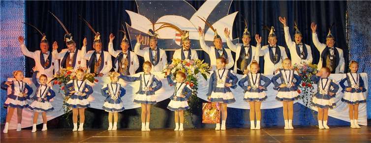 Großen Beifall gab es für den Gardetanz der blau-weißenMini-Cometen auf der Prunksitzung der KuK Großmaischeid. Fotos: KER
