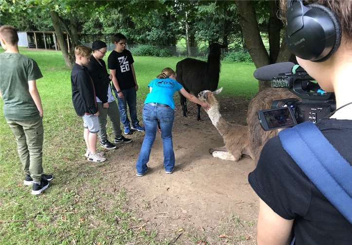 Großen Eindruck machte den Kindern, die Tiere einmal streicheln zu dürfen. Ihre Erlebnisse wurden alle mit der Kamera festgehalten. privat