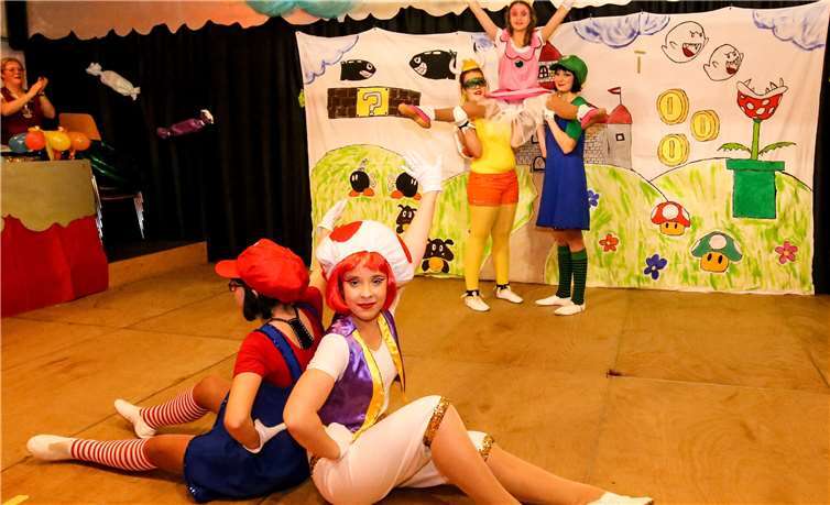 Großen Schwung brachten die großen Funken in die Narrhalla. Beim Tanz über das Computerspiel „Super Mario“ zeigten sie ihr ganzes Können.