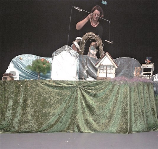 Großen Spaß hatten alle Besucher der Märchenveranstaltung um Märchenerzählerin und Puppenspielerin Gudrun Blum. Privat