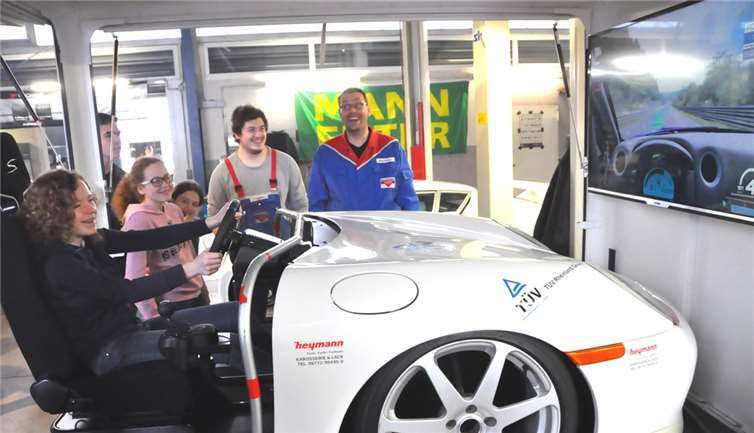 Großen Spaß hatten die Besucher am Simulator.