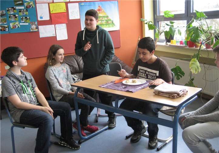 Großen Spaß hatten die Sechstklässler der Realschule Puderbach bei der Inszenierung der Erich-Kästner-Ballade. privat
