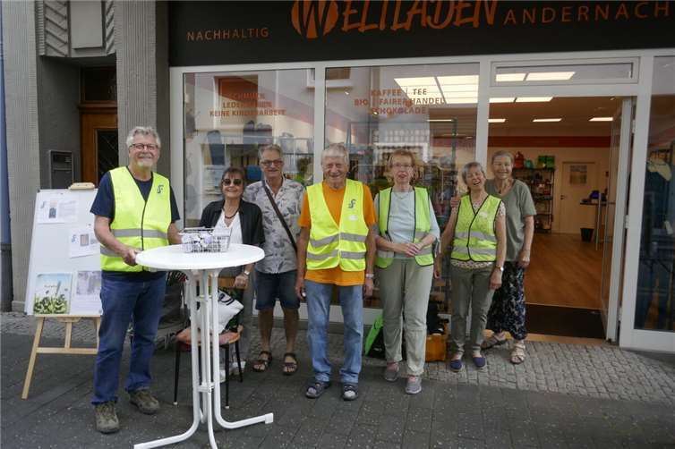 Großen Zuspruch erhielt der Aktionstag zur kostenlosen Verteilung von „Klick-Klack-Aschenbechern“ in der Andernacher Fußgängerzone. Foto: privat