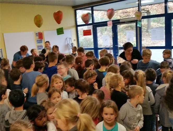 Großer Andrang am Waffelstand einer Religionsklasse aus Heimersheim. privat