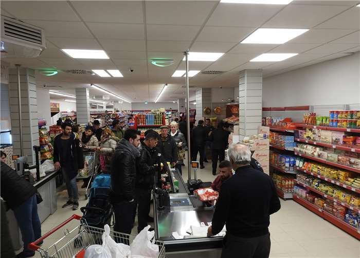 Großer Andrang an Regalen, Theken und der Kasse zur Neueröffnung des Genuss-Marktes. WAMFO. DE