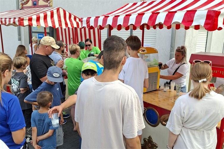 Großer Andrang bei den Marktständen, dort gab es kostenlos Popcorn, Slusheis und Zuckerwatte für die Kinder