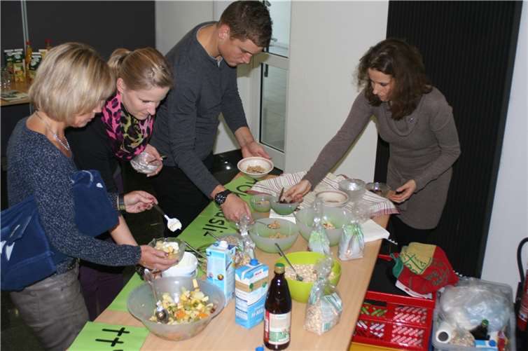 Großer Andrang bei der Müsli-Werkstatt der AOK. Fotos: Christian Fiala