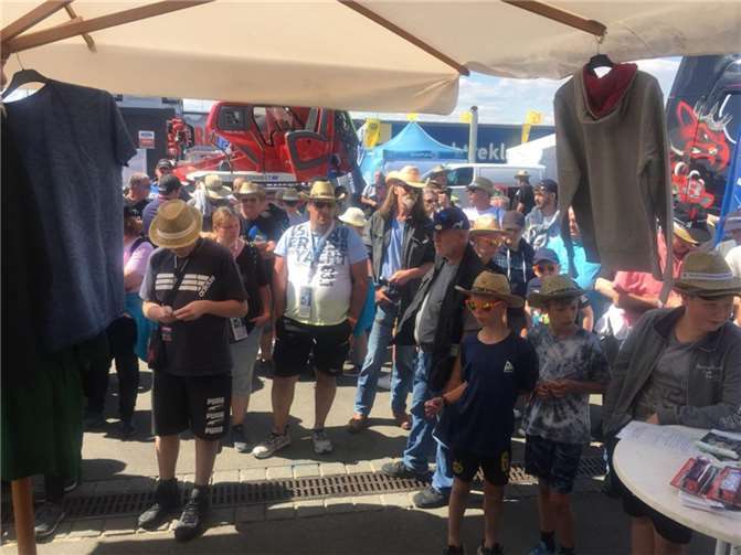 Großer Andrang bei der Verlosung der vielen Sachspenden vor dem Infostand der VOR-TOUR der Hoffnung. Foto: privat