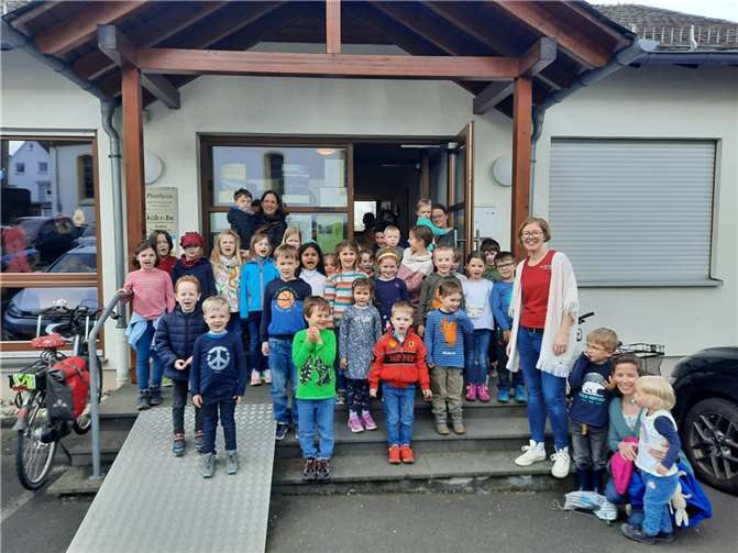 Großer Andrang beim Bilderbuchkino „Wie Findus zu Pettersson kam“ mit Bücherei-Mitarbeiterin Sarah Pfeil (re.). Quellen: KÖB Holler/Untershausen