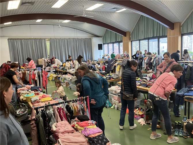 Großer Andrang beim Flohmarkt für Kindersachen in der Bernd-Merkler-Halle.  Foto: privat
