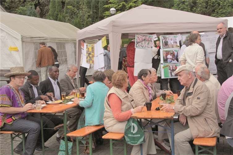 Großer Andrang beim Mittagessen am Haus Wasserburg.