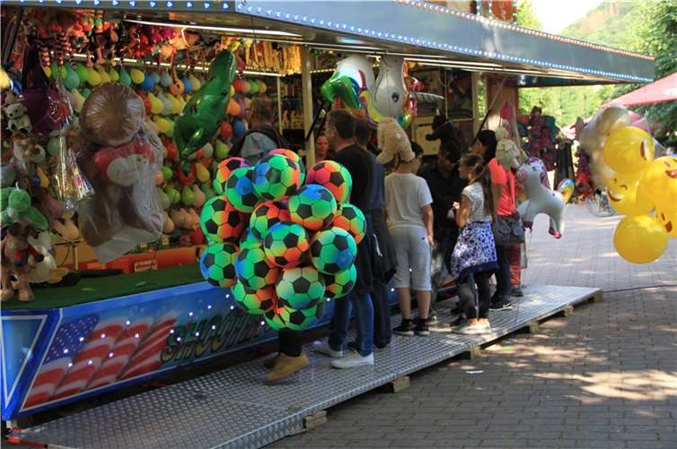 Großer Andrang beim Pfeilwerfen.