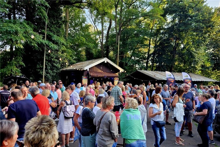 Großer Andrang beim „Sommer auf der Insel“: Das neue Veranstaltungskonzept der Inselgemeinschaft Niederbieber lockte an beiden Abenden zahlreiche Gäste auf die Wiedinsel und übertraf die Erwartungen der Veranstalter deutlich.