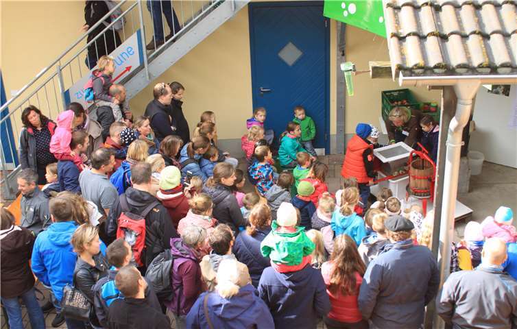 Großer Andrang herrscht, wenn der Bio Hof Bölingen zum Türöffner-Tag einlädt und die Kinder unter anderem beim Saftpressen einmal selbst mit Hand anlegen dürfen. privat