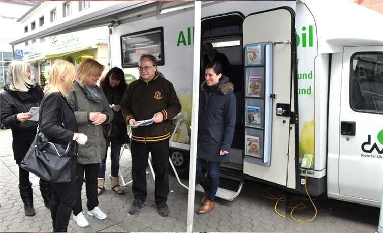 Großer Andrang herrschte am Allergie-Mobil in der Mayener Marktstraße gegenüber der Reichskronen Apotheke Schlags. -BS-