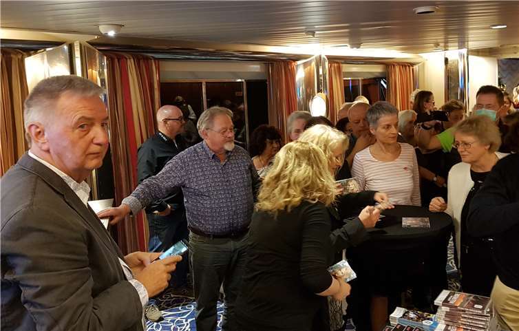 Großer Andrang herrschte auch auf hoher See immer am Fly & Help Stand, wie hier bei der Autogrammstunde von Nicole.