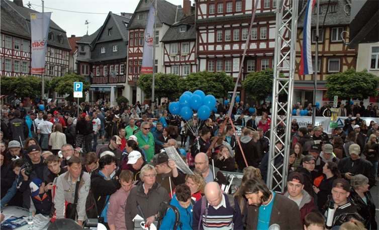 Großer Andrang herrschte auf dem Marktplatz, auf dem sich unzählige Fans des Motorsports eingefunden hatten.UM