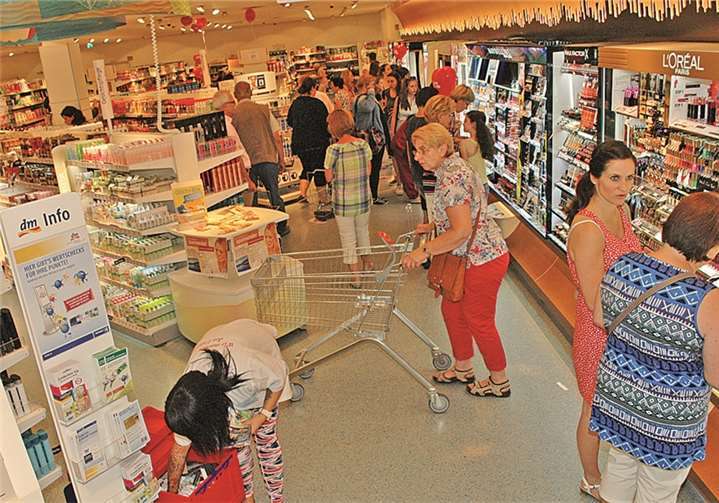 Großer Andrang herrschte bei der Eröffnung des dm-Marktes in Sinzig. Foto: -BL-