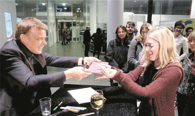 Großer Andrang herrschte bei der Signierstunde mit dem bestens aufgelegten Autor Graeme Simsion, der in Koblenz das größte Publikum seiner kleinen Deutschland-Tournee erlebte. BSB