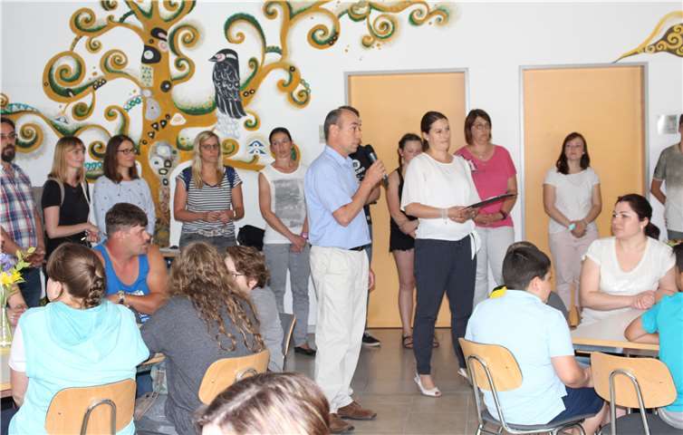 Großer Andrang herrschte beim Kennenlernnachmittag der neuen Fünftklässler an der Realschule plus und Fachoberschule Untermosel. Schulleiter Dieter Möntenich und die Didaktische Koordinatorin Anke Göbel (beide Bildmitte) begrüßten die zukünftigen Schülerinnen und Schüler sowie ihre Eltern. Realschule plus und Fachoberschule Untermosel