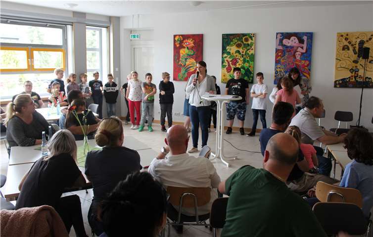 Großer Andrang herrschte beim Kennenlernnachmittag der neuen Fünftklässler an der Realschule plus und Fachoberschule Untermosel. Die Didaktische Koordinatorin Anke Göbel (Bildmitte) begrüßte die zukünftigen Schülerinnen und Schüler sowie deren Eltern.Foto: : Realschule plus und Fachoberschule Untermosel