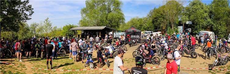 Großer Andrang herrschte beim Motorrad-Trial in Dreckenach, bei dem mehr als 100 Fahrer an den Start gingen.EP