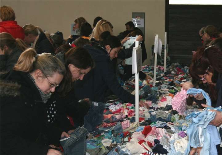 Großer Andrang herrschte bereits bei der Eröffnung des Frühjahrsbasars in der Waldorfer Vinxtbachhalle, wo interessierte Käufer „alles rund um das Kind“ kostengünstig erwerben konnten. Besonderes Interesse galt der Kleinkinderbekleidung. -WER-