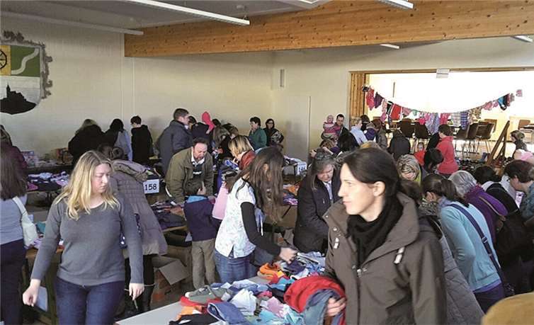Großer Andrang herrschte bereits kurz nach der Eröffnung der „Kunterbunt(en) Wühlkiste“ an den Tischen und Verkaufsständen im Dorfgemeinschaftshaus in Gönnersdorf, wo fein säuberlich die Waren auf Käufer warteten. WK