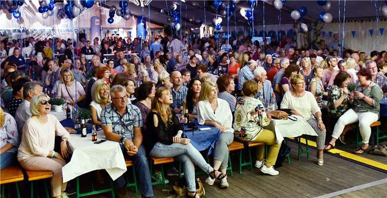 Großer Andrang herrschte im Westumer Festzelt.Fotos: -RASCH-