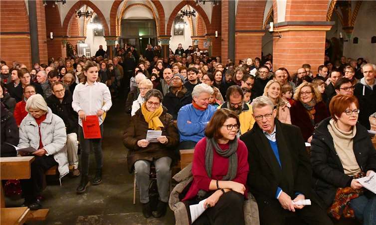 Schulgemeinschaft wusste musikalisch zu begeistern Großer Andrang herrschte in der Sinziger Pfarrkirche St. Peter.