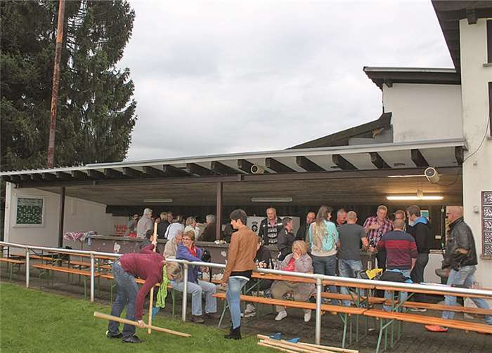 Großer Andrang herrschte vor dem Grill unter der Tribüne. privat