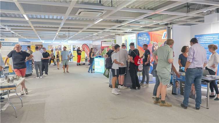 Großer Andrang trotz hochsommerlicher Temperaturen bei der Rheinbacher Ausbildungsmesse 2023.Foto: Wirtschaftsförderungs- und Entwicklungsgesellschaft der StadtRheinbach mbH