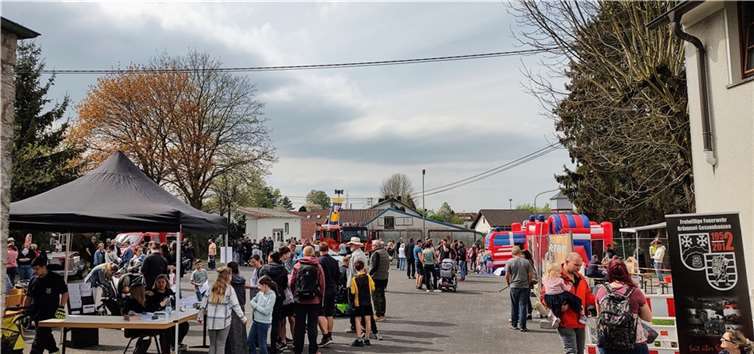 Großer Ansturm auf dem Kirchplatz in Sessenhausen.  Foto: Christian Fein