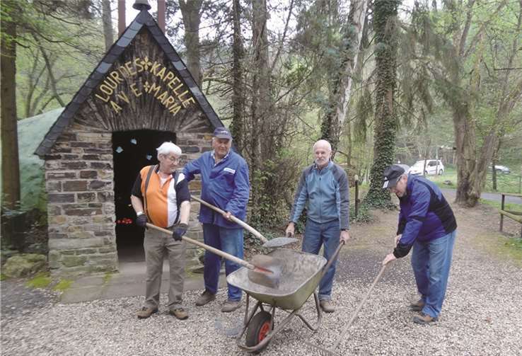 Großer Arbeitseinsatz rund um die Lourdeskapelle. privat