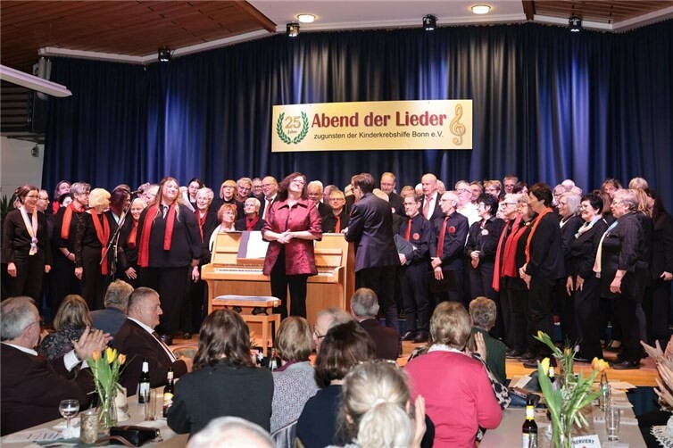 Großer Auftritt zum Schluß des Abends: Der Projektchor aus Mitgliedern des Kirchenchores Nürburg/Meuspath, des Kirchenchores Leienlaul-Maria-Martental, VChor 2000 und die Singfreu(n)de Bad Breisg brillierten mit „We are the World“ und „Amazing Grace“