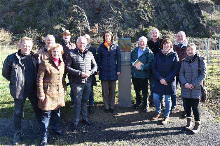 Großer Bahnhof an der Grillhütte am Gerhardwinkel für das geotouristische Projekt „Kulturlandschaftsvermittlungssystem“. Von rechts: Johanna Lenz (OG Erpel), Prof. Dr. Georg Wieber und Roger Lang (Landesamt für Geologie und Bergbau, dahinter), Naturpark-Geschäftsführerin Irmgard Schröer, Stadtbürgermeister Gerhard Hausen, Ihre Durchlaucht Isabelle Fürstin zu Wied, Landrat Achim Hallerbach (1. und 2. Vorsitzende(r) Natur, Geschäftsführer Oliver Bremm (Tourismus Siebengebirge), Egon Roos (Jagdgenossenschaft Unkel), Dr. Gisela Born-Siebicke (Co-Autorin Unkeler Falte), Verbandsbürgermeister Karsten Fehr, und Thomas Herschbach (u.a. Spezialaufgaben Kulturstadt Unkel).  Foto: privat