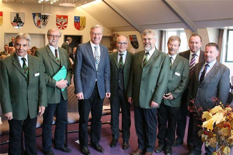 Bolko Haase als Nachfolger von Hannsjörg Pohlmeier eingeführt Großer Bahnhof bei der Verabschiedung des bisherigen und der Einführung des neuen Leiters des Forstamtes Ahrweiler: (von links) Kurt Milad, Dr. Hermann Bolz, Dr. Thomas Griese, Dr. Jens Jacob, Bolko Haase, Hannsjörg Pohlmeyer, Johannes Bell und Friedhelm Münch.WER