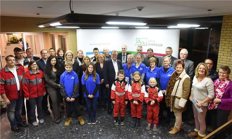 Großer Bahnhof im Kreishaus-Foyer: Wenn beispielsweise Vereine und Initiativen ihre Sportplätze oder Clubhäuser renovieren, hilft der Kreis Ahrweiler mit seinen Förderprogrammen. Jetzt gab es zehn Bewilligungsbescheide.  Kreisverwaltung Ahrweiler