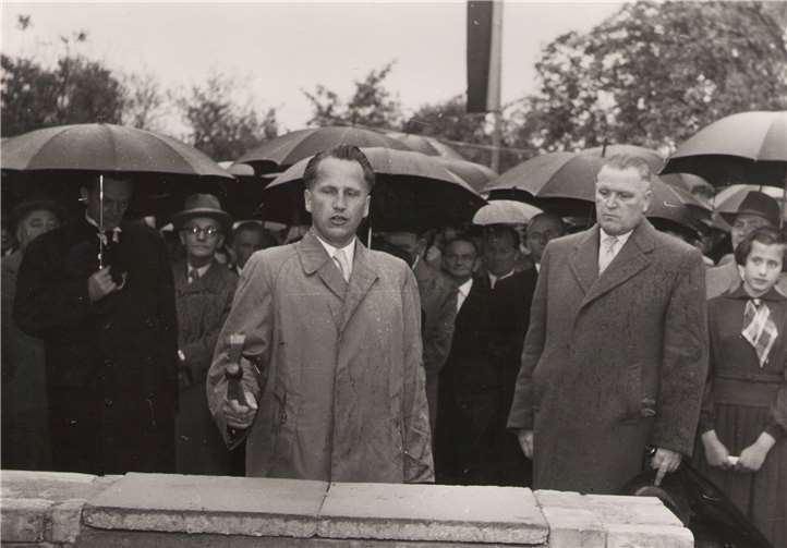 Großer Bahnhof in Niederwerth: Ministerpräsident Altmeier zerschneidet am 05. Juli 1958 das Brückenband. Niederwerth ist keine Insel mehr.