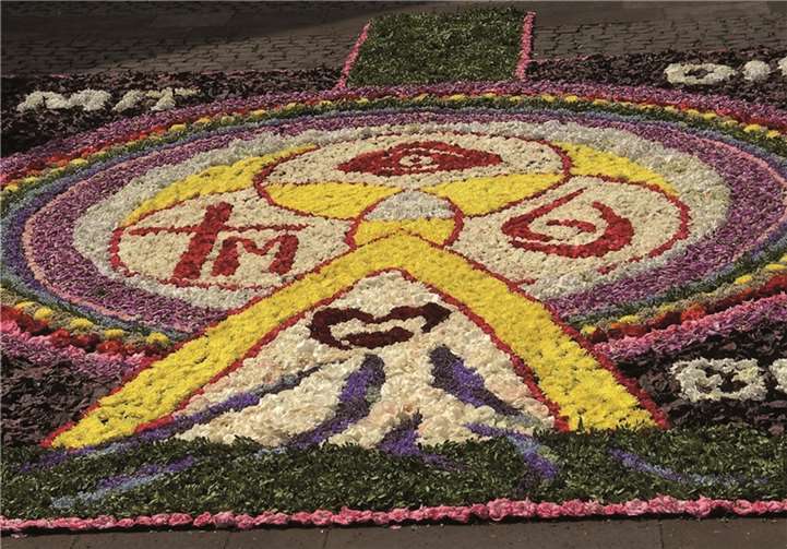 Großer Blütenteppich vor der Anbetungskirche Berg Schönstatt.