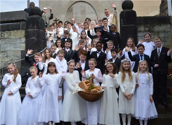 Großer Einzug der Kommunionkinder mit Messdienern und Dechant Frank Klupsch. -AB-