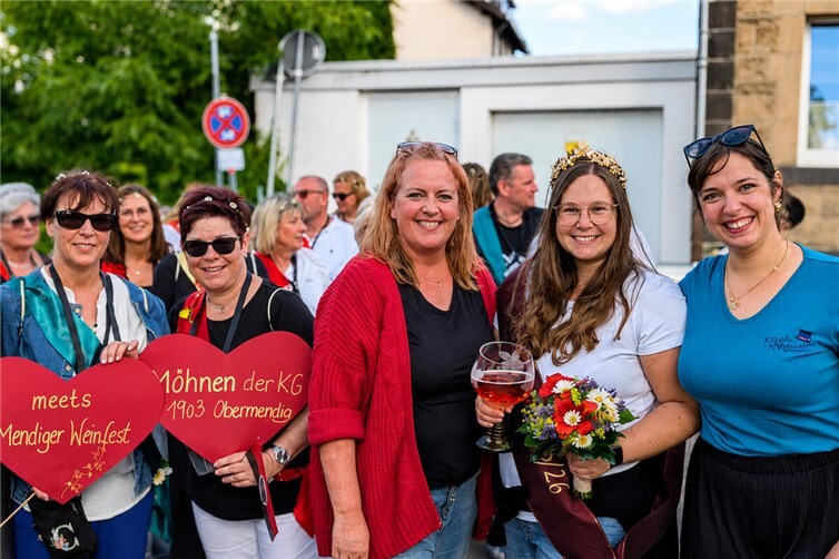 Großer Einzug der Mendiger Weinkönigin Katrin Zellner mit ihren KGO Möhnen.