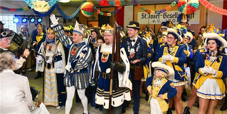 Großer Empfang im Vereinsheim der Jusseps-Jonge in der Helenenbergstraße: Mit großem Gefolge zog das Sinziger Dreigestirn beim Frühschoppen ein. Foto: RASCH
