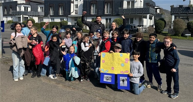Großer Erfolg für die Lindenschule Bad Breisig: Sowohl die Mädchen- als auch die Jungenmannschaft der Schule sicherten sich bei der diesjährigen Kreismeisterschaft im Fußball den jeweils ersten Platz. Foto: privat
