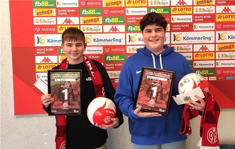 Großer Erfolg im echten Stadion: Die E-Fußballer Paul Perscheid und Mathis Wilbert. Quelle: Realschule plus und FOS Untermosel