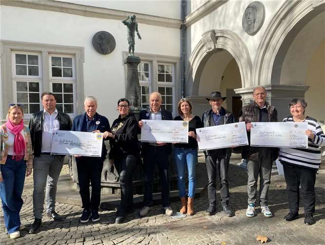 Großer Geldsegen der Lions unter dem Wahrzeichen der Stadt Koblenz (v.l.n.r.): Jennifer de Luca (LC Koblenz Sophie von La Roche), Dominik Brimmer (Präsident LC Koblenz Sophie von La Roche), Thomas Schilling (LC Koblenz-Rhein/Mosel), Bianca Schott (SAPV Koblenz für Kids und Teens gGmbH), Jürgen Scholz (LCVallendar), Tanja Dorner (CF Regionalgruppe Mittelrhein), Roman Klein (Stiftung Kinderseele), Jürgen Witt (LC Vallendar) und Dr. Maria Decker (SOLWODI Deutschland e.V.).  Foto: Nora Daum, Stiftung Kinderseele